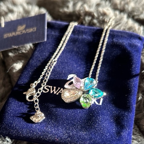 Swarovski floral crystal pendant and chain - Picture 4 of 5